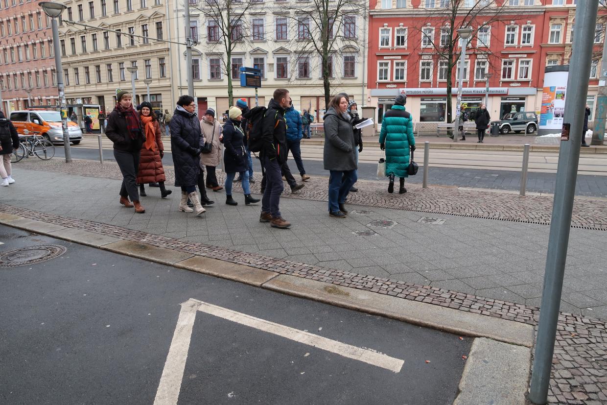 Eine Gruppe von Personen begeht eine Straße.
