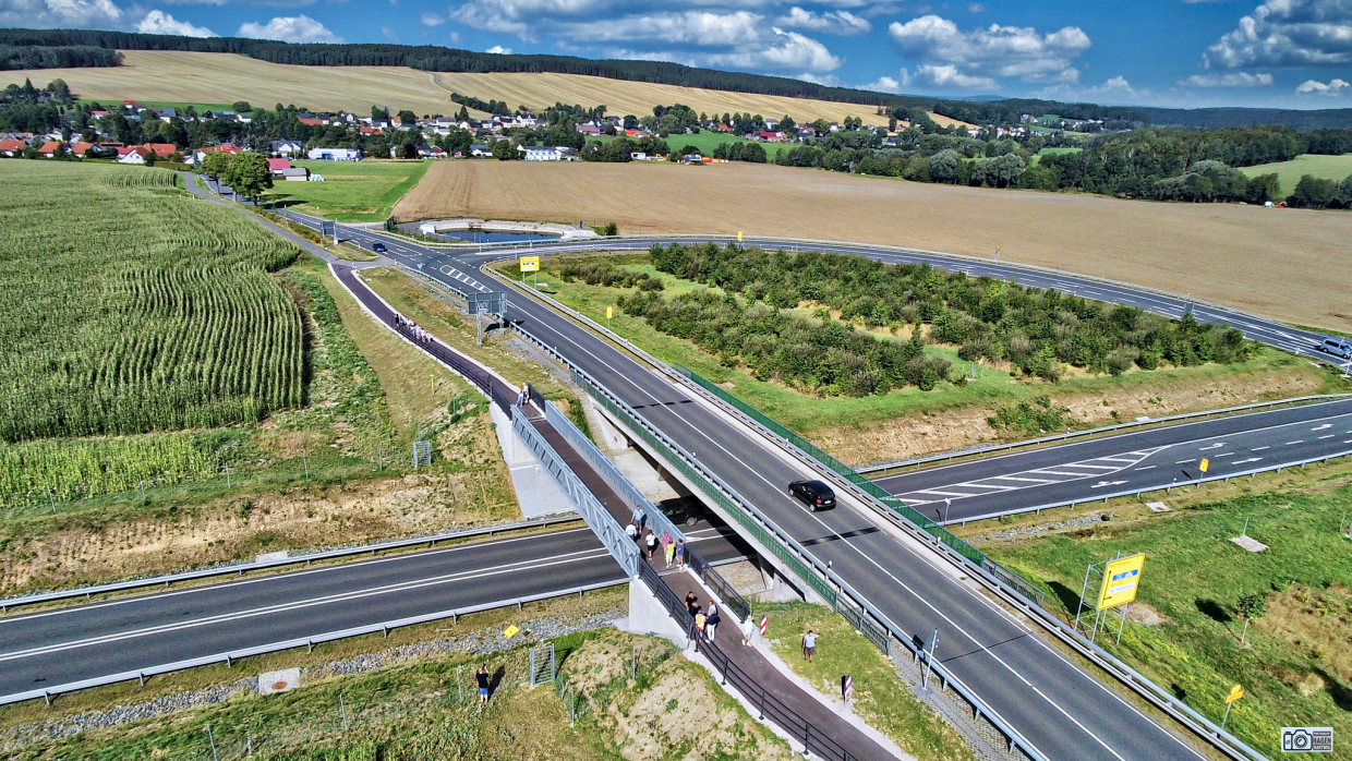 Luftbild der Eröffneten Rad- und Fußwegbrücke. Foto: Hagen Hartwig