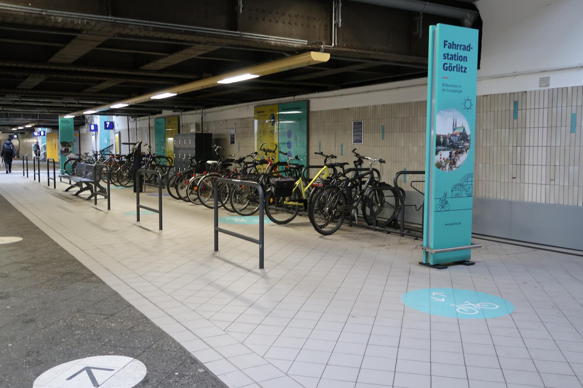 Fahrräder stehen geparkt in einer Bahnhofs-Unterführung.