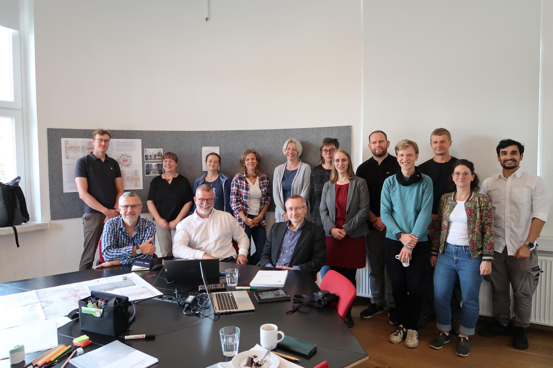 Gruppenfoto von allen Teilnehmenden der Veranstaltung im Beratungsraum.