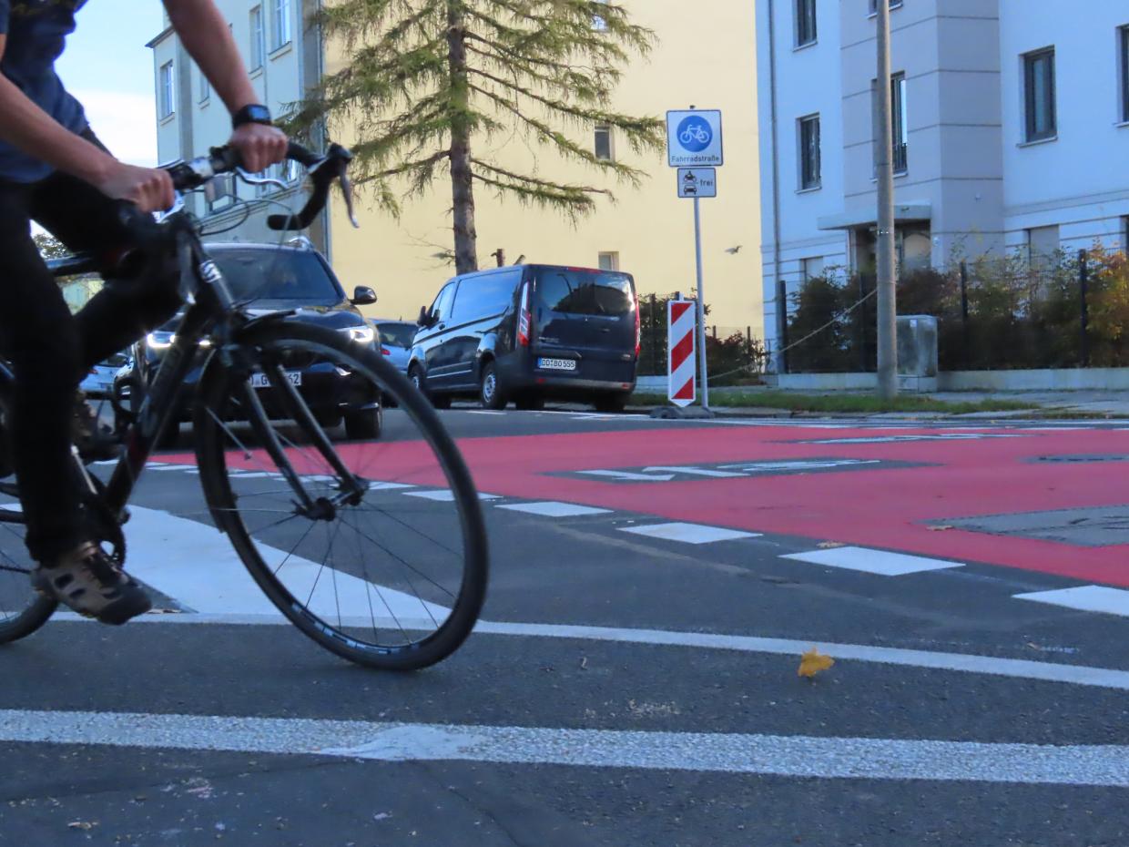 Eine rote markierte Fahrradstraße für Radfahrende.