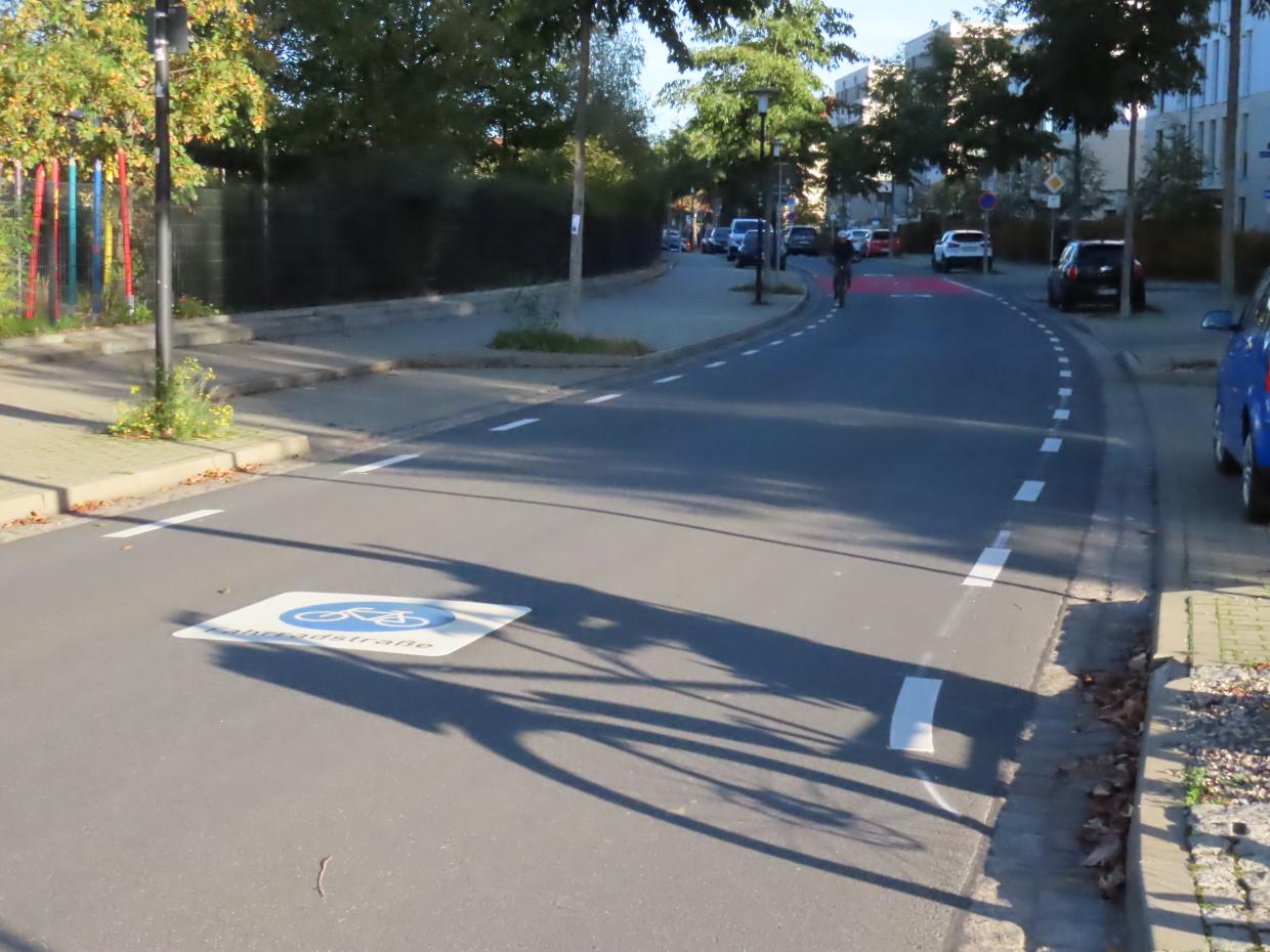 Eine Straße auf der das Verkehrszeichen für Fahrradstraßen aufgetragen ist.